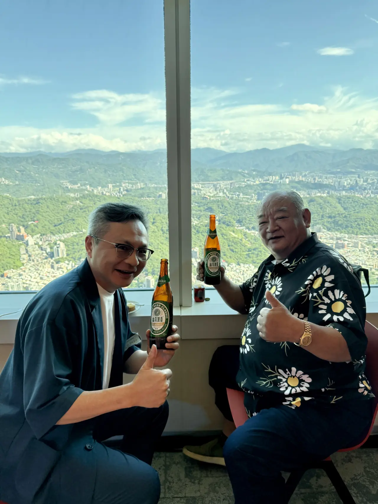 廚藝精湛的林聰明創辦人聰明爸(右)說：「是我教你怎麼吃，不是你教我怎麼煮。」
